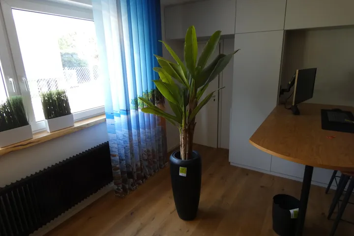 Kunstpflanze, mit Pflanztopf